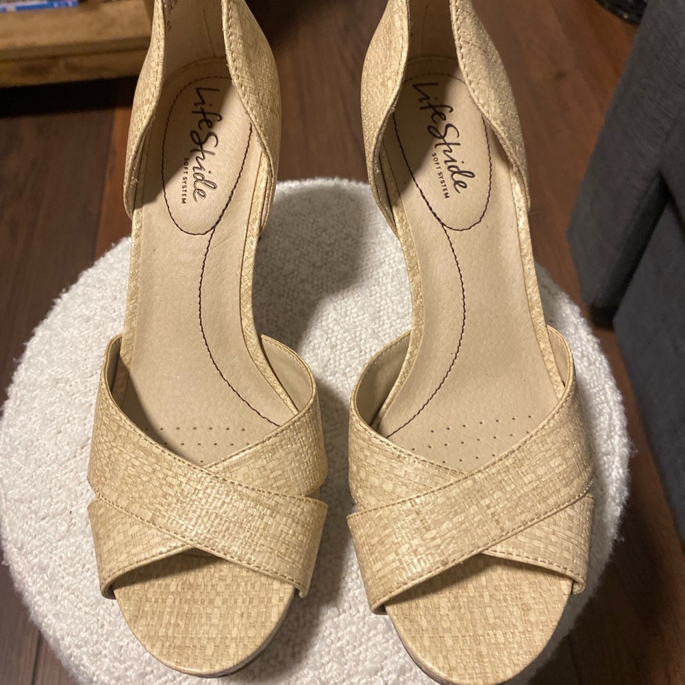 LifesStride Mykonos peep-toe pump in a beige/natural woven fabric - Picture 3 of 6